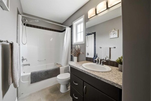 34 Rafferty Court, Sylvan Lake, AB - Indoor Photo Showing Bathroom