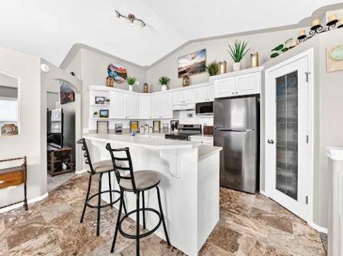 2-6220 Orr Drive, Red Deer, AB - Indoor Photo Showing Kitchen