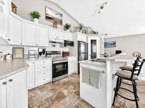 2-6220 Orr Drive, Red Deer, AB - Indoor Photo Showing Kitchen