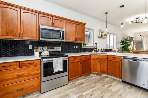 42 Hawthorne Way, Penhold, AB - Indoor Photo Showing Kitchen With Stainless Steel Kitchen