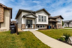 42 Hawthorne Way Penhold, AB T0M 1R0