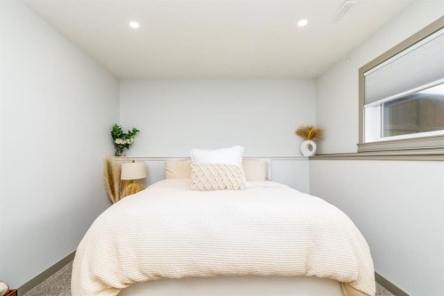42 Hawthorne Way, Penhold, AB - Indoor Photo Showing Bedroom
