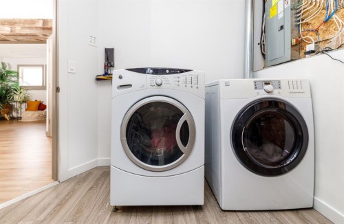 42 Hawthorne Way, Penhold, AB - Indoor Photo Showing Laundry Room