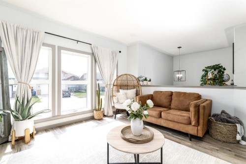 42 Hawthorne Way, Penhold, AB - Indoor Photo Showing Living Room