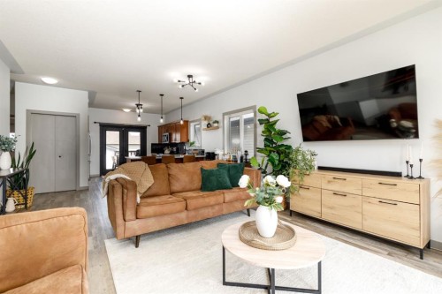 42 Hawthorne Way, Penhold, AB - Indoor Photo Showing Living Room