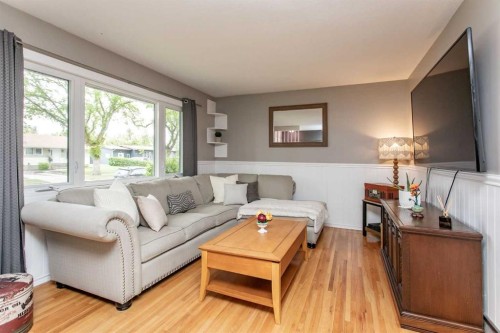 5709 49 Avenue, Lacombe, AB - Indoor Photo Showing Living Room