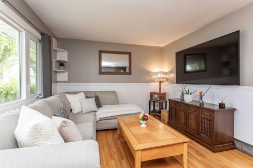 5709 49 Avenue, Lacombe, AB - Indoor Photo Showing Living Room