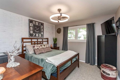 5709 49 Avenue, Lacombe, AB - Indoor Photo Showing Bedroom