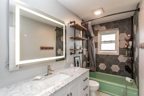 5709 49 Avenue, Lacombe, AB - Indoor Photo Showing Bathroom