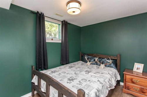 5709 49 Avenue, Lacombe, AB - Indoor Photo Showing Bedroom