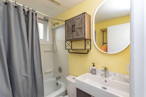 5709 49 Avenue, Lacombe, AB - Indoor Photo Showing Bathroom