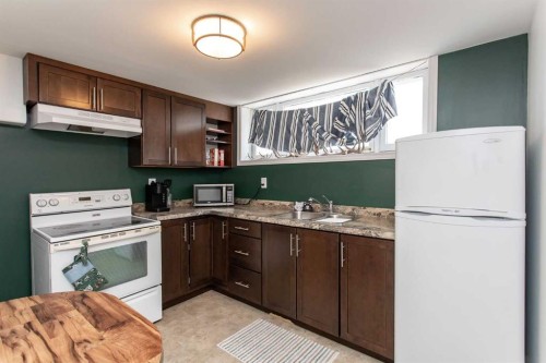 5709 49 Avenue, Lacombe, AB - Indoor Photo Showing Kitchen With Double Sink