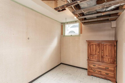 5709 49 Avenue, Lacombe, AB - Indoor