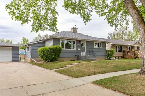 5709 49 Avenue, Lacombe, AB - Outdoor With Facade
