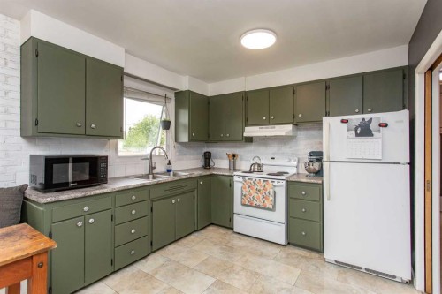 5709 49 Avenue, Lacombe, AB - Indoor Photo Showing Kitchen With Double Sink
