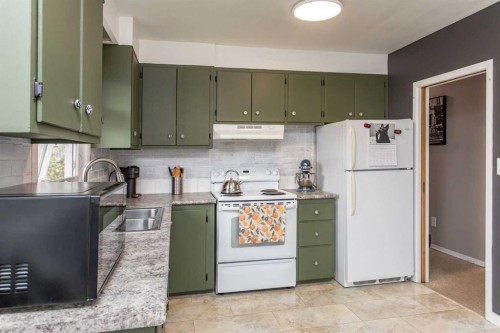 5709 49 Avenue, Lacombe, AB - Indoor Photo Showing Kitchen With Double Sink