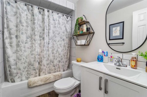 56 Jones Crescent, Red Deer, AB - Indoor Photo Showing Bathroom