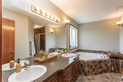 715 700 Ramage Close, Red Deer, AB - Indoor Photo Showing Bathroom
