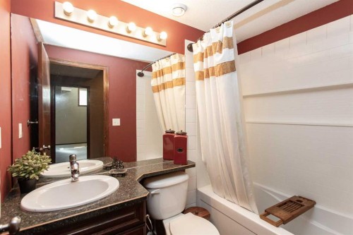 715 700 Ramage Close, Red Deer, AB - Indoor Photo Showing Bathroom