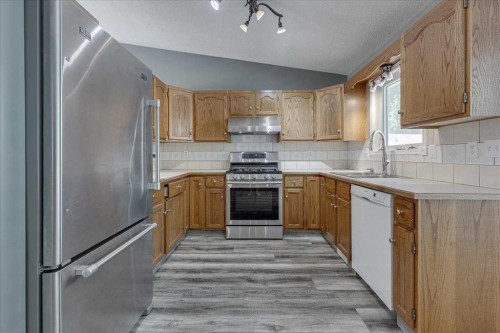 134 Douglas Avenue, Red Deer, AB - Indoor Photo Showing Kitchen