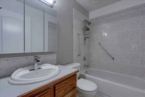 134 Douglas Avenue, Red Deer, AB - Indoor Photo Showing Bathroom