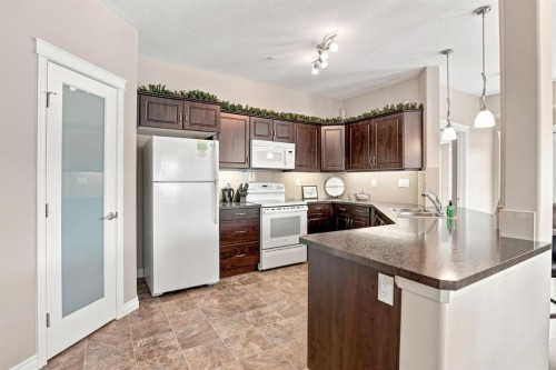 226-6 Michener Boulevard, Red Deer, AB - Indoor Photo Showing Kitchen