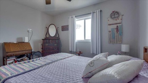 410-3 Broadway Rise, Sylvan Lake, AB - Indoor Photo Showing Bedroom