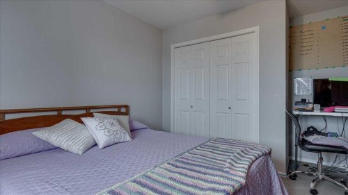 410-3 Broadway Rise, Sylvan Lake, AB - Indoor Photo Showing Bedroom