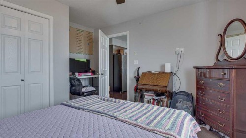 410-3 Broadway Rise, Sylvan Lake, AB - Indoor Photo Showing Bedroom