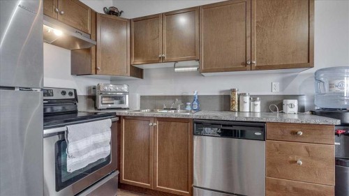 410-3 Broadway Rise, Sylvan Lake, AB - Indoor Photo Showing Kitchen