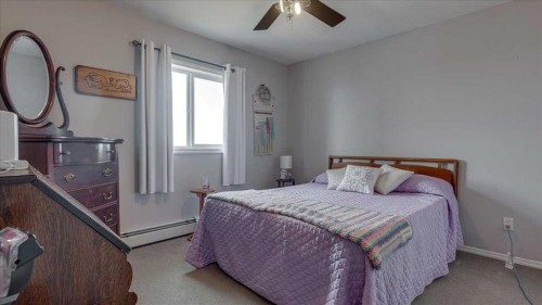 410-3 Broadway Rise, Sylvan Lake, AB - Indoor Photo Showing Bedroom
