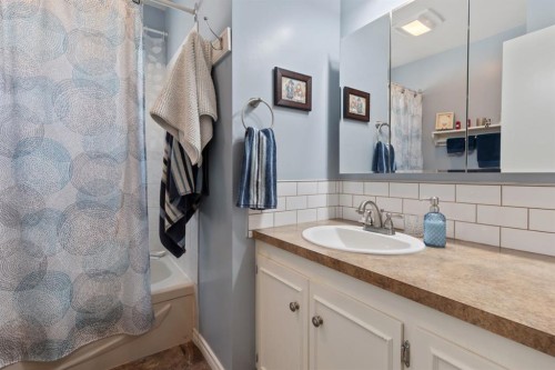 4609 45 Street, Camrose, AB - Indoor Photo Showing Bathroom