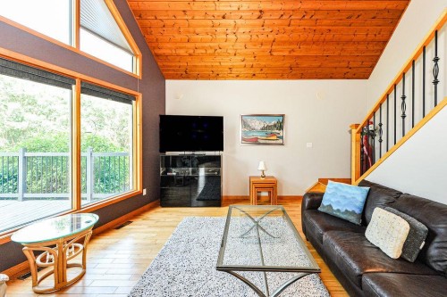 46237 Rr 202, Rural Camrose County, AB - Indoor Photo Showing Living Room