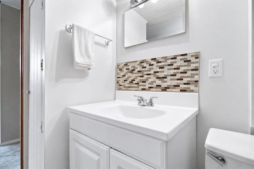 4310 54 Avenue, Olds, AB - Indoor Photo Showing Bathroom