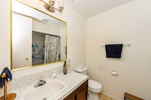 6314 44A Avenue, Camrose, AB - Indoor Photo Showing Bathroom