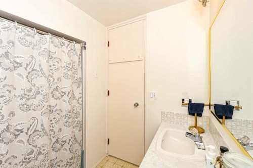 6314 44A Avenue, Camrose, AB - Indoor Photo Showing Bathroom