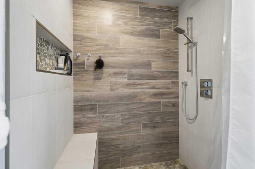 49 Macfarlane Avenue, Red Deer, AB - Indoor Photo Showing Bathroom