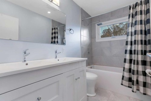 3918 37 Avenue, Red Deer, AB - Indoor Photo Showing Bathroom