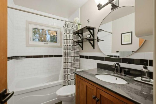 3501 Spruce Drive, Red Deer, AB - Indoor Photo Showing Bathroom
