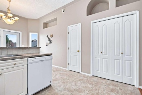 98 Duval Crescent, Red Deer, AB - Indoor Photo Showing Kitchen