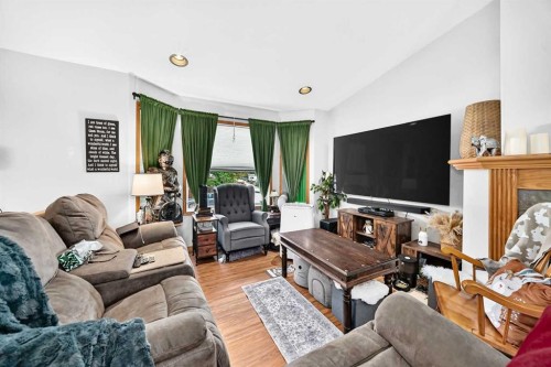 78 Drummond Avenue, Red Deer, AB - Indoor Photo Showing Living Room