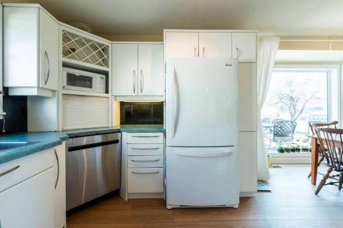 19 Maxwell Avenue, Red Deer, AB - Indoor Photo Showing Kitchen