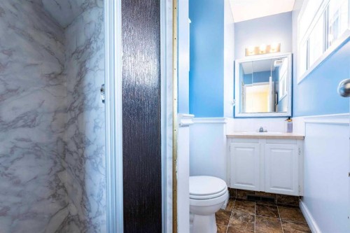 19 Maxwell Avenue, Red Deer, AB - Indoor Photo Showing Bathroom