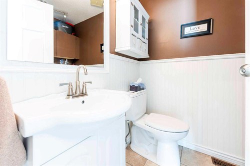 19 Maxwell Avenue, Red Deer, AB - Indoor Photo Showing Bathroom