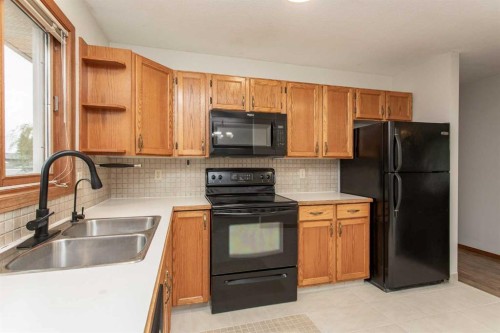 22 Bruns Crescent, Lacombe, AB - Indoor Photo Showing Kitchen With Double Sink