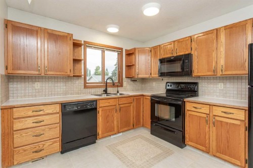 22 Bruns Crescent, Lacombe, AB - Indoor Photo Showing Kitchen With Double Sink