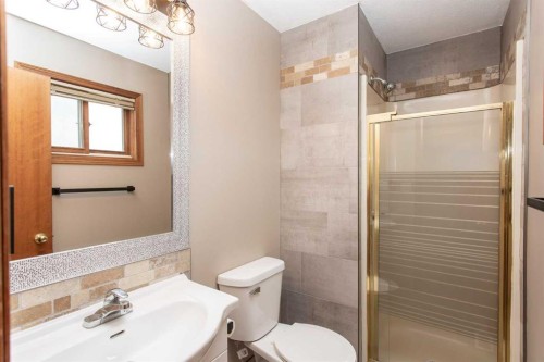 22 Bruns Crescent, Lacombe, AB - Indoor Photo Showing Bathroom