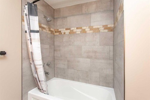 22 Bruns Crescent, Lacombe, AB - Indoor Photo Showing Bathroom