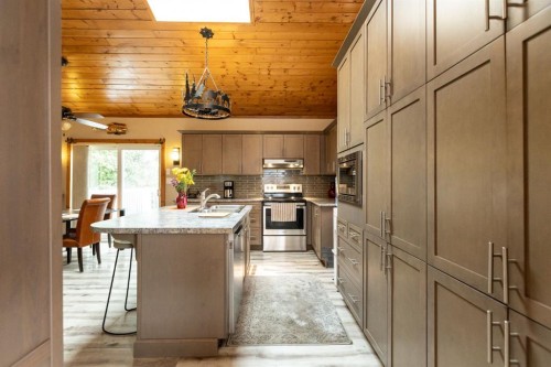 3411 Highway 54, Rural Red Deer County, AB - Indoor Photo Showing Kitchen With Upgraded Kitchen