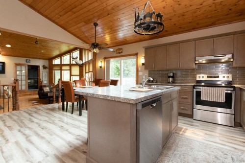 3411 Highway 54, Rural Red Deer County, AB - Indoor Photo Showing Kitchen